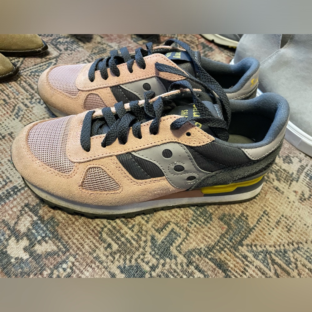 Adorable sneakers, excellent condition